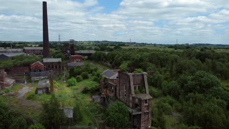 Verlassene-Alte-überwucherte-Kohlemine-Industriemuseum-Gebäude-Luftbild-Fliegen-Vorwärts-Abstieg