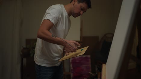 artista pintando en un estudio en casa