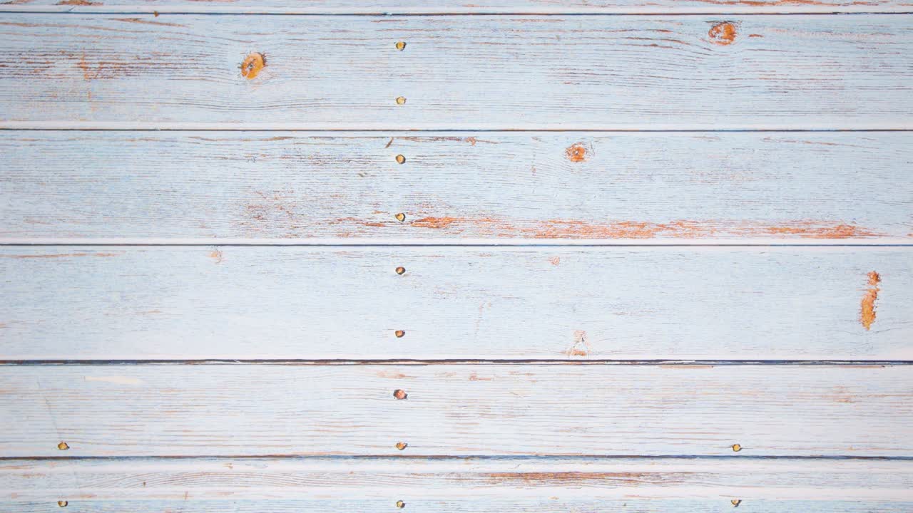 hacer sándwich en la mesa y la comida aparecen para el desayuno con jugo - detener el movimiento