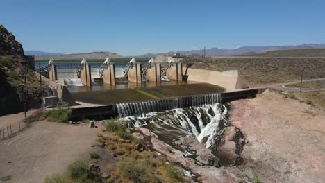 Presa-De-Herradura-En-Arizona,-Liberando-Agua-En-El-Río-Verde