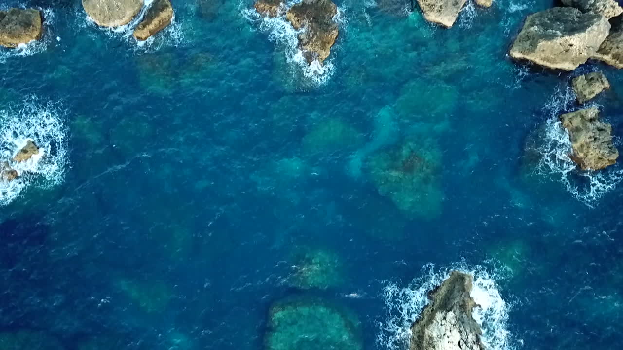 Vista aerea della costa rocciosa e del mare turchese