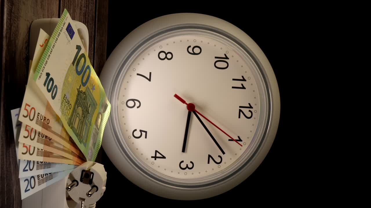 fotografía en primer plano de euros y un enchufe con un reloj detrás de ellos.