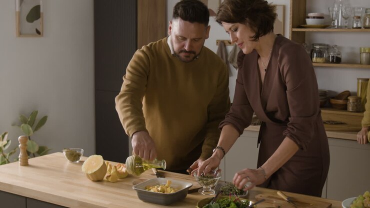 Persone che cucinano in cucina