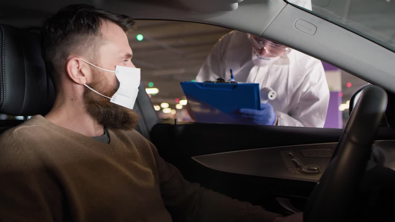 video de un hombre durante la comprobación de la temperatura corporal para la covid-19