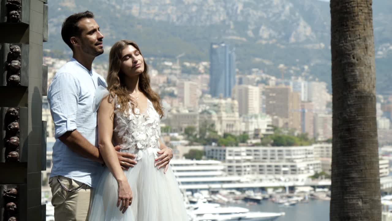 una pareja disfrutando de una vista romántica de mónaco.