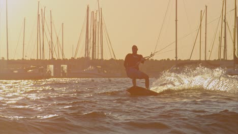 Männlicher-Kitesurfer-Springt-Bei-Sonnenuntergang-Aus-Dem-Schuss