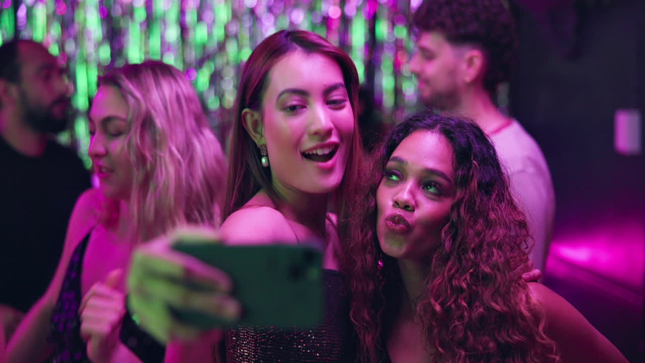 amigos divirtiéndose en un club nocturno