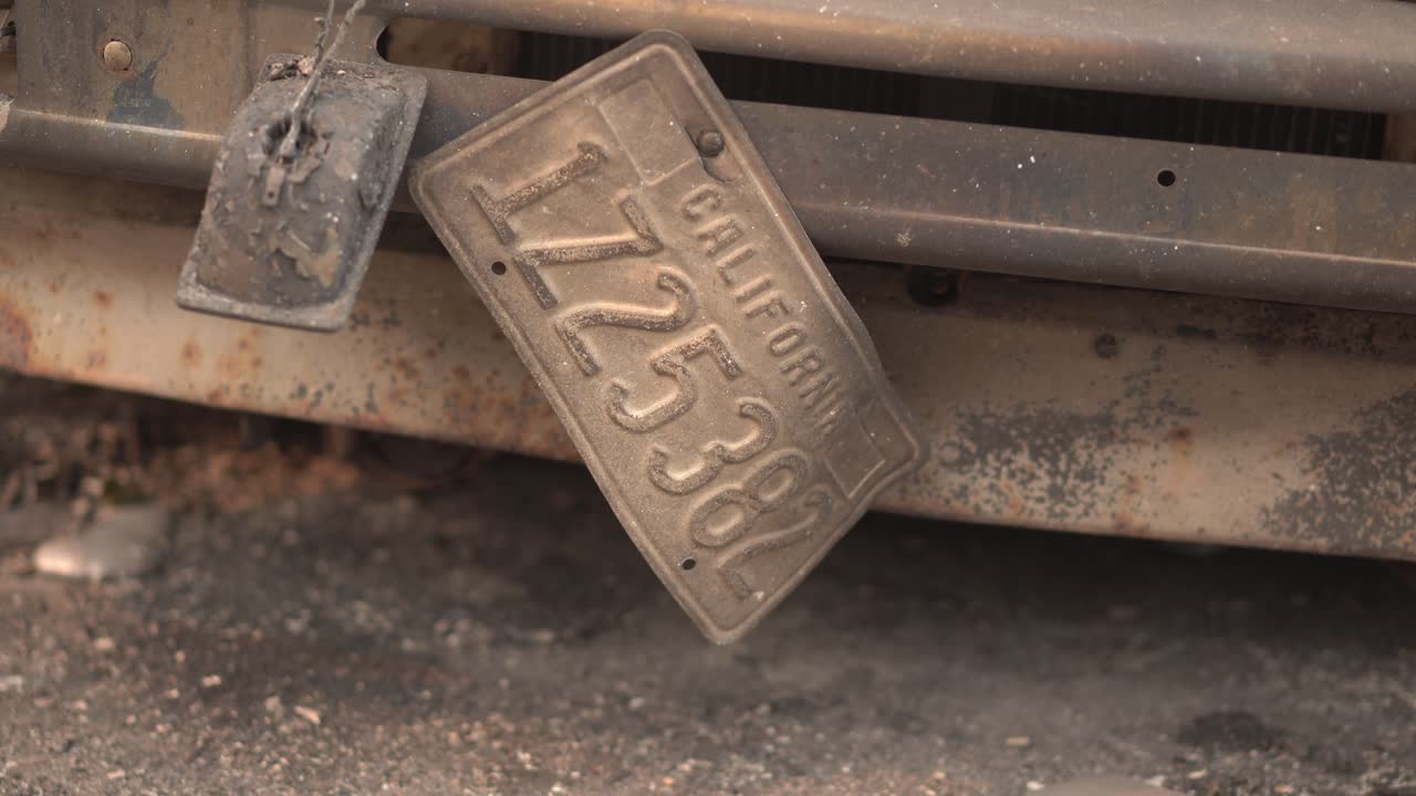 대형 산불 후 불에 탄 자동차