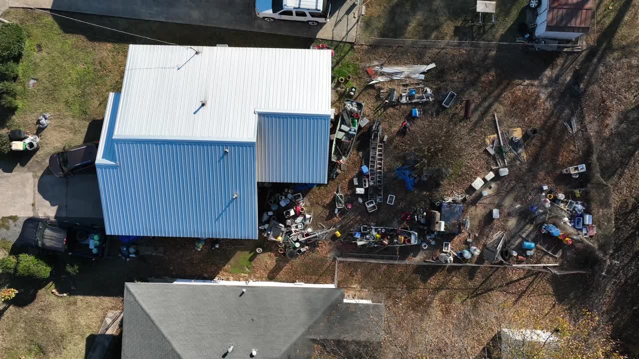 미국에 있는 집 뒤뜰에 쓰레기와 수집 가능한 쓰레기 쓰레기