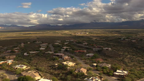 drone orbita sobre casas del desierto de sonora en el sur de arizona con vistas a la montaña