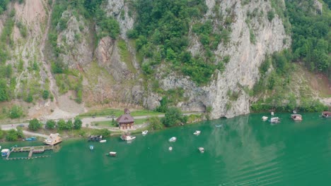 塞爾維亞佩魯卡克湖的房子和船隻的空中景色,湖邊,綠色水和陡峭的懸崖,受歡迎的休<unk>區,無人機拍攝