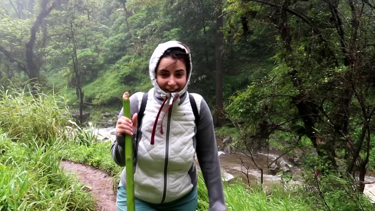 mujeres caminando y mojándose de la cercana cascada materuni, tanzania