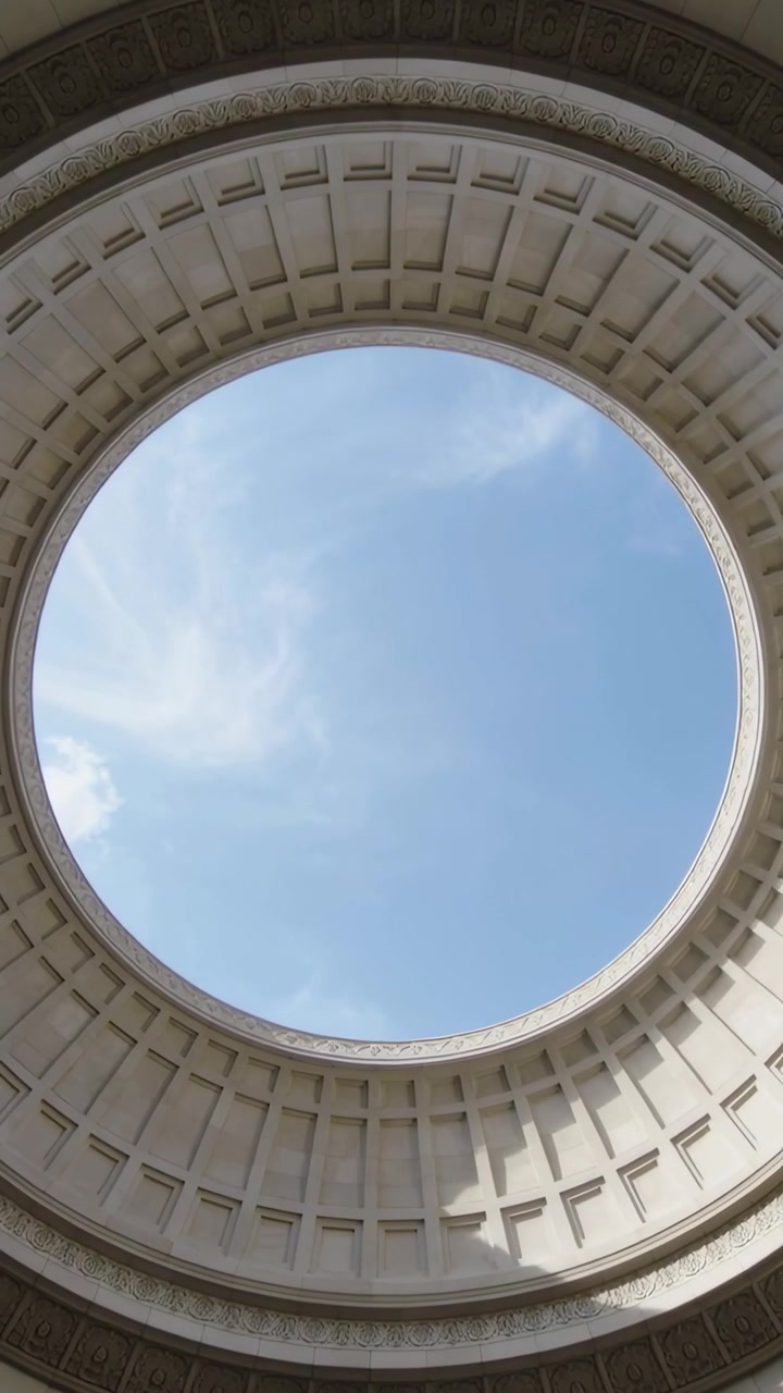 Video verticale: Telecamera che panoramica rivelando un oculo in una rotonda a cupola, mostrando un soffitto a cassettoni e il cielo.