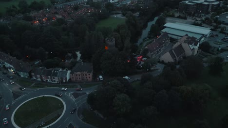 Verkehr-Am-Kreisverkehr-In-Der-Nähe-Von-Cow-Tower-Bei-Sonnenuntergang-In-Norwich,-Norfolk,-England