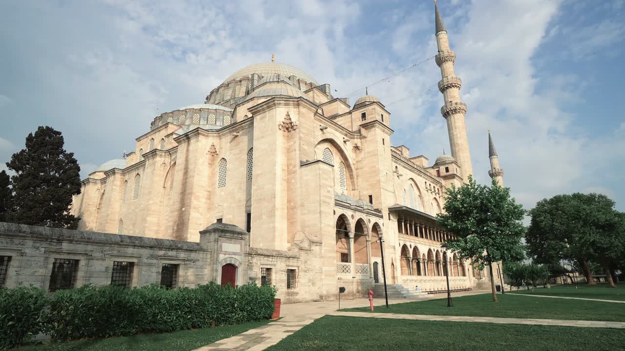la mezquita de suleiman con vistas al bósforo en estambul, turquía