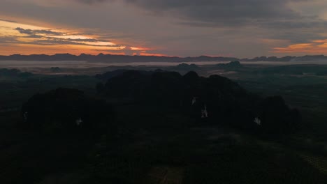 Drone-Aéreo-Temprano-En-El-Amanecer-En-La-Provincia-De-Krabi,-Ao-Luek-Ao-Nang-Sur-De-Tailandia,-Mar-De-Niebla-Krabi