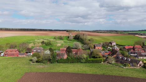 Luftaufnahmen-Einer-Drohne-Von-Einem-Kleinen-Dorf-Namens-Burwell-In-Lincolnshire-Im-Vereinigten-Königreich