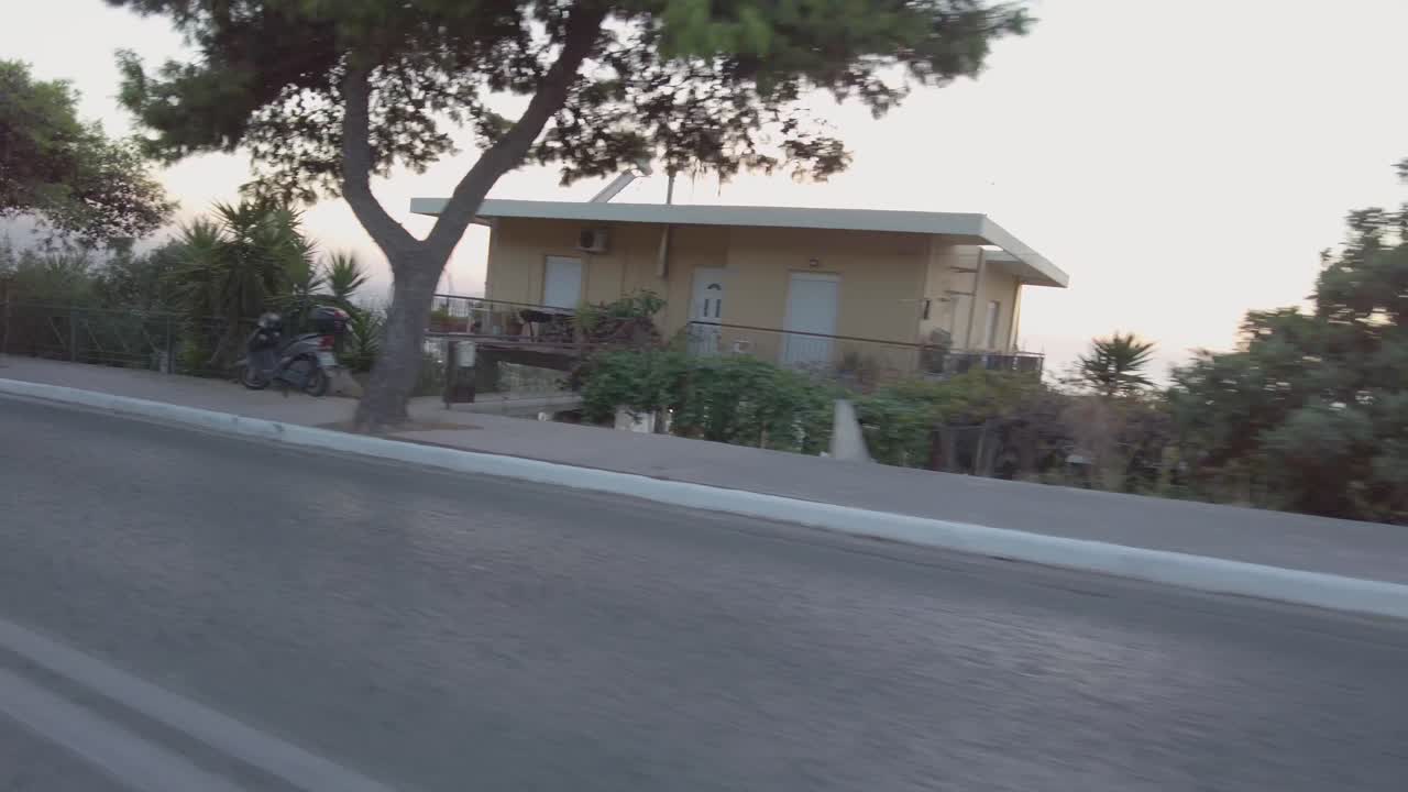 그리스 차니아에서 여행하는 차에서 본 도로에서 운전하는 차량