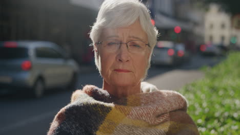 Retrato-De-Una-Hermosa-Anciana-Que-Parece-Triste,-Solitaria,-Preocupada,-Jubilada,-Expresión-Infeliz-En-El-Fondo-Urbano-De-La-Calle-De-La-Ciudad