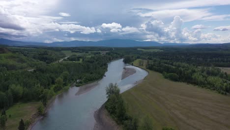 Ruhige-Momente-Entlang-Des-Bulkley-River:-Eine-Fesselnde-Reise-Im-Bulkley-Valley,-BC