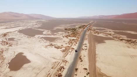 Aventura-De-Vida-Salvaje-En-Namibia-Sin-Conductor-Con-Un-Toyota-Hilux-Equipado-Con-Una-Tienda-De-Campaña-En-La-Azotea-En-Las-Icónicas-Dunas-De-Arena-De-Sossusvlei-Al-Atardecer