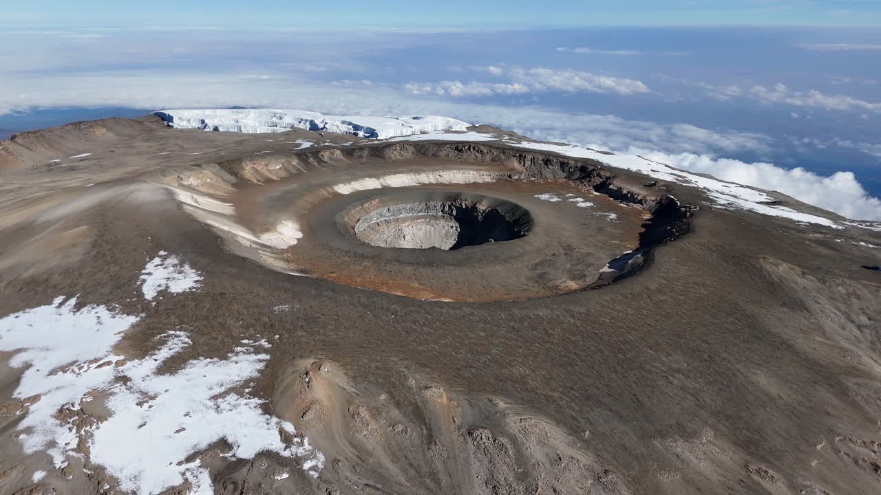 imagen aérea del pico uhuru con vistas al enorme cráter volcánico del kilimanjaro.