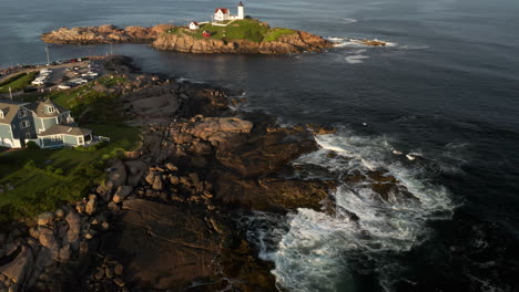 Langsamer-Schwenk-Von-Den-Felsen-Zum-Nubble-Lighthouse-In-Cape-Neddick,-Maine-Bei-Sonnenuntergang