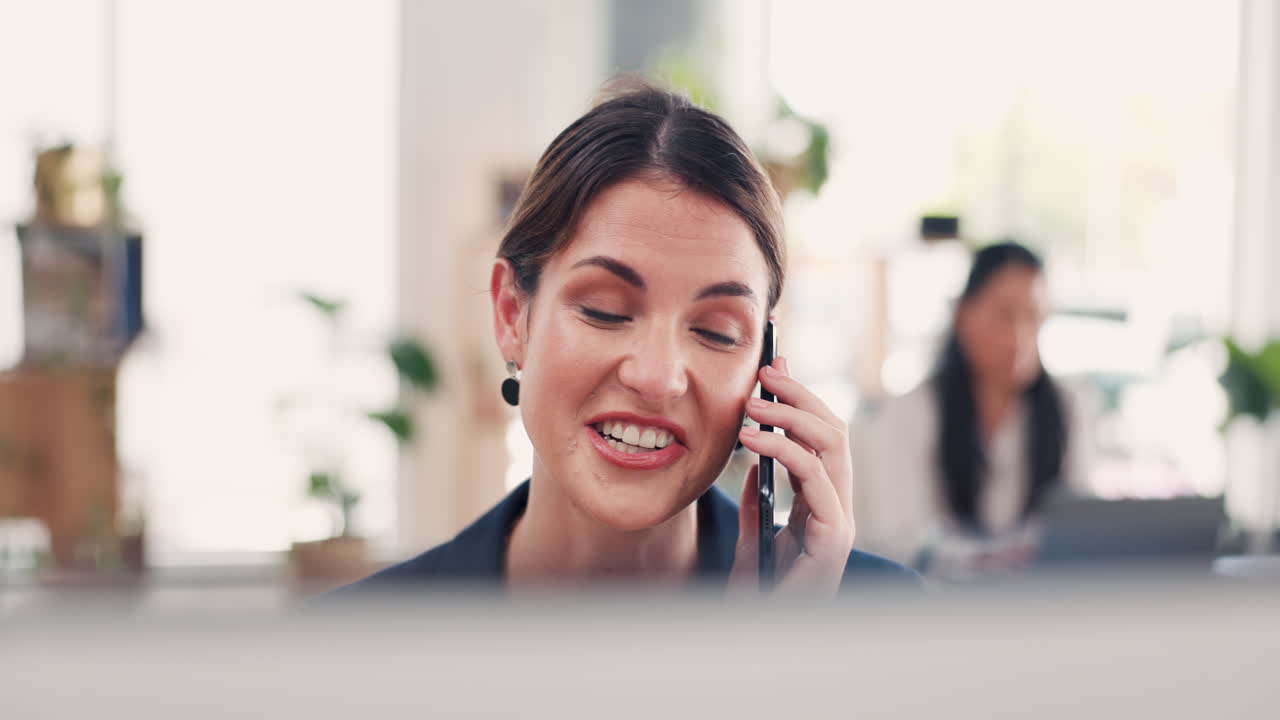 negocios, llamada telefónica y mujer con conexión