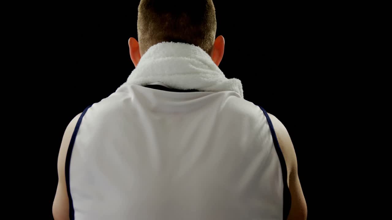 피트니스 스튜디오 4k에서 그의 스마트 워치를 착용 한 고령 여성