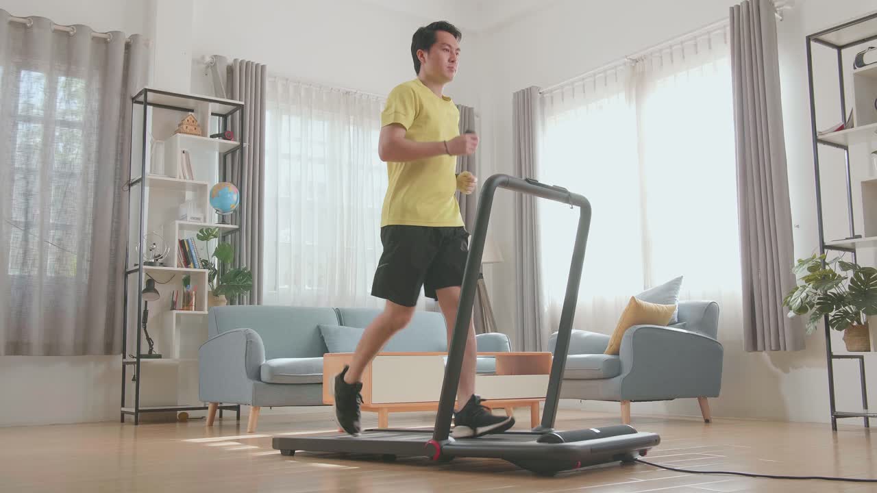 家 で トレードミル で 走っ て いる 人