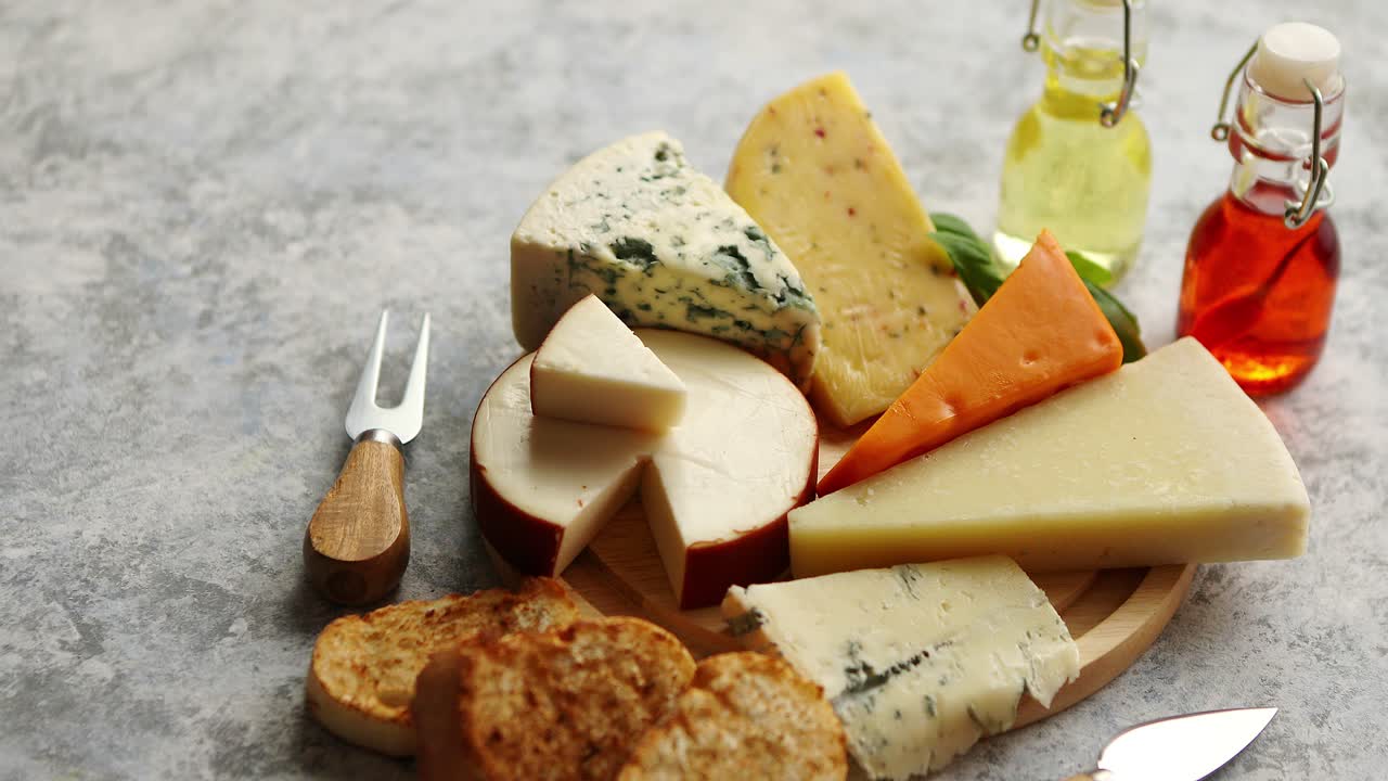 소박한 나무 보드에 제공되는 다양한 종류의 치즈