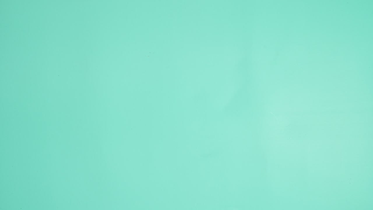 las frutas y verduras orgánicas hacen un patrón en fondo cian.