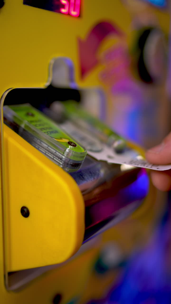 Emissione di biglietti da sala giochi da una macchina