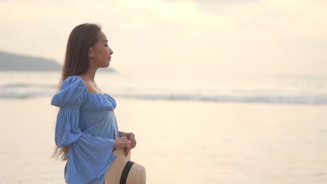 Estrecha-Profundidad-De-Campo-De-Una-Mujer-Joven-Y-Bonita-Caminando-Junto-Con-Una-Marea-Oceánica-Entrante