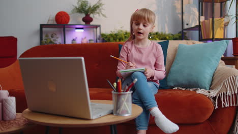 educación en línea en la computadora portátil de la niña pequeña clase virtual en el hogar, aprendizaje electrónico moderno a distancia