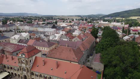 vista elevada del encantador castillo de moravska trebova en la república checa
