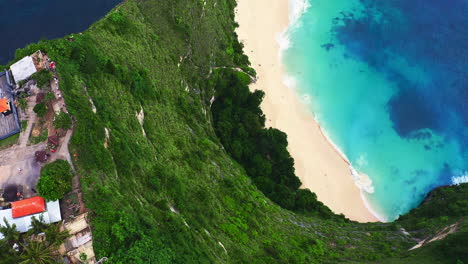 Steep-cliff-coastline-above-tropical-Kelingking-"T-rex"-beach