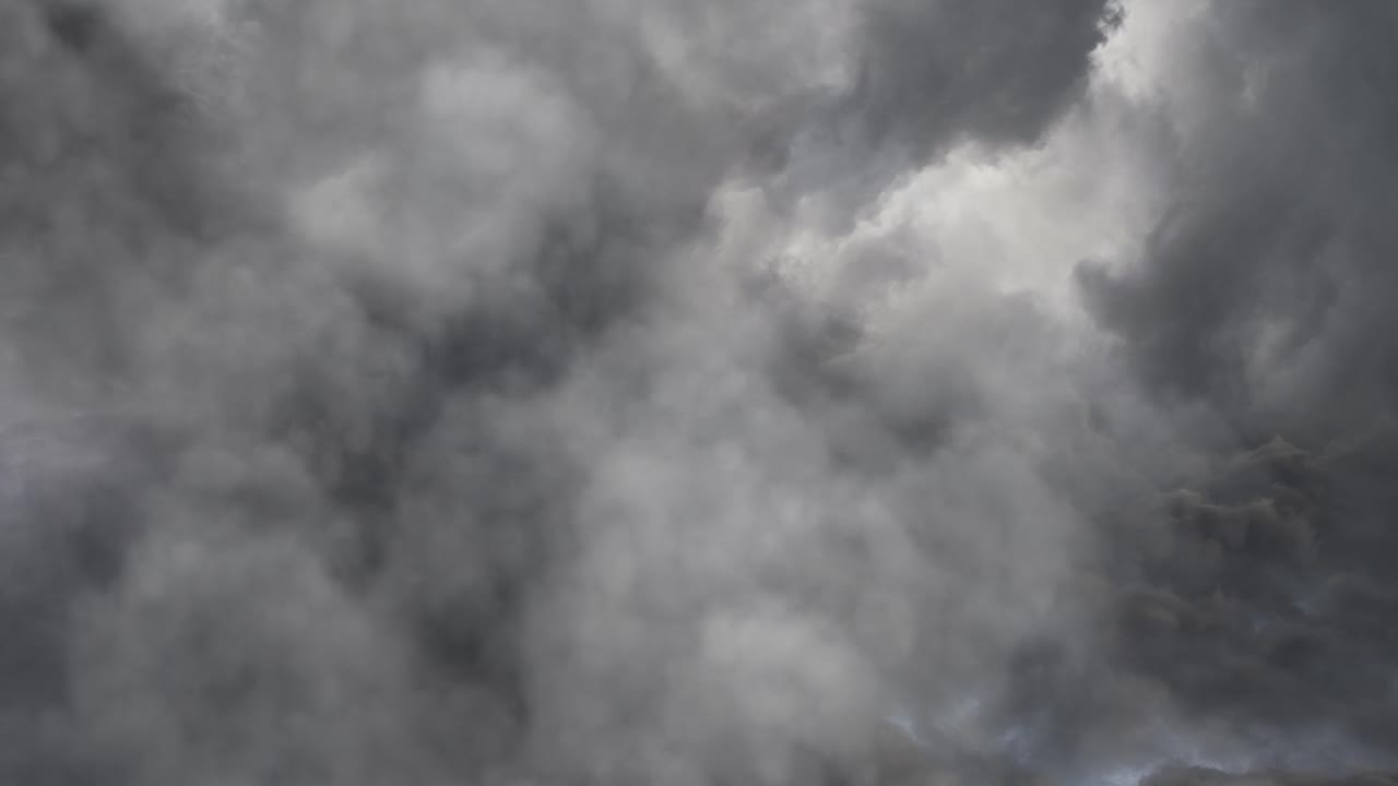 4k 어두운 구름과 어두운 하늘에 번개 타격