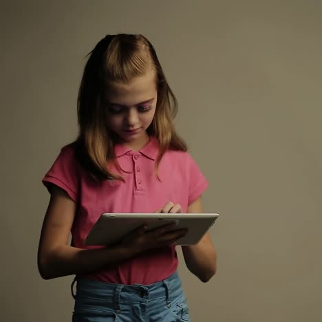 niña mirando la pantalla de la tableta