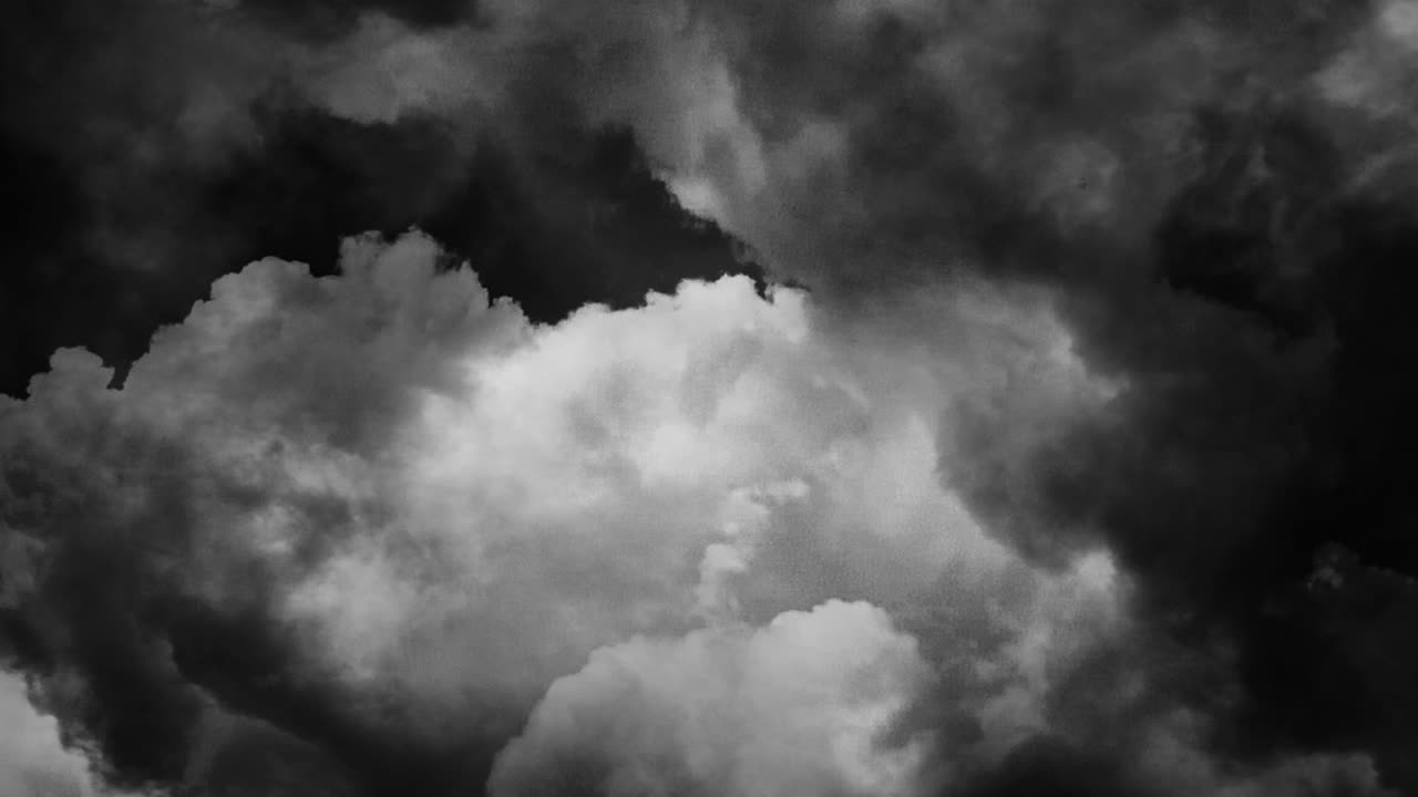 el punto de vista se está moviendo hacia la nube cumulonimbus 4k