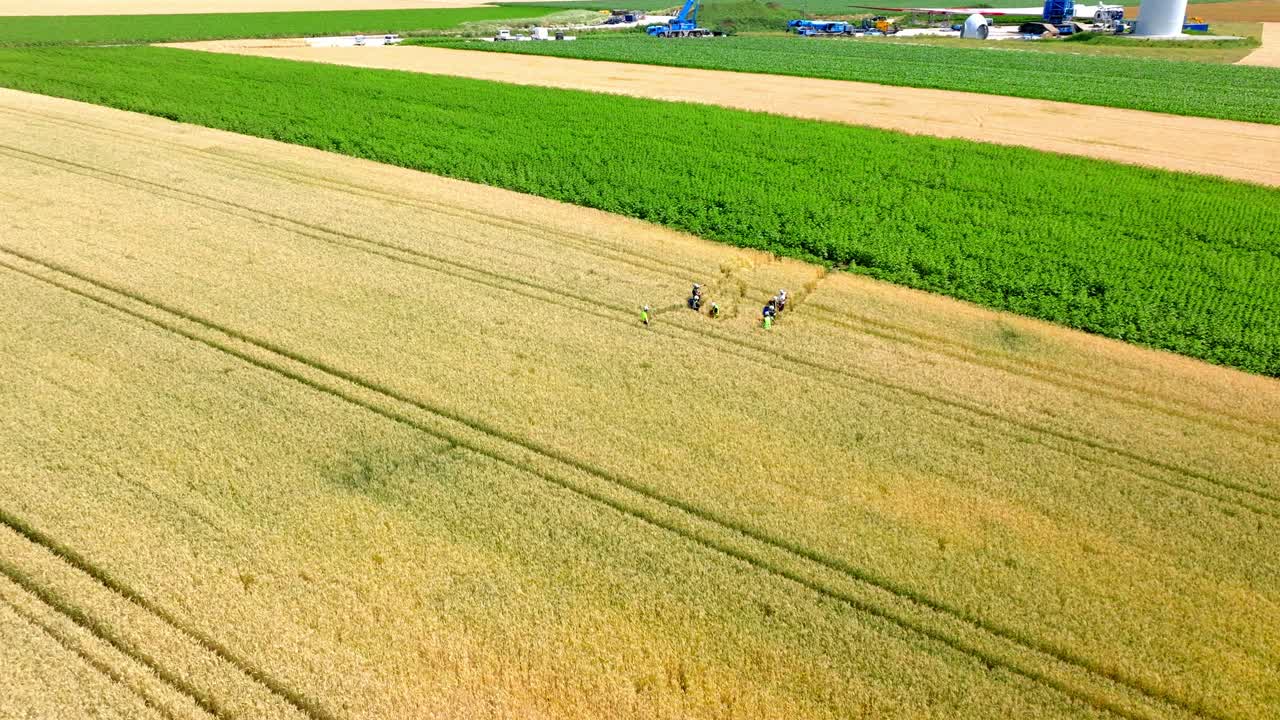 풍력 터빈 건설 중 현장 에 있는 엔지니어 노동자 들 - 공중 촬영