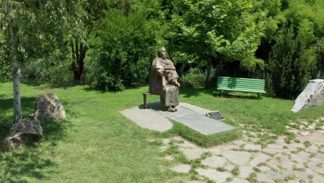 Alejándose-De-Una-Estatua-De-Bronce-De-Baba-Vanga-O-Vangeliya-Pandeva-Gushterova-En-Rupite-Bulgaria,-Era-Un-Clarividente-Búlgaro-O-Más-Comúnmente-Conocido-Como-El-Nostradamus-Balcánico.