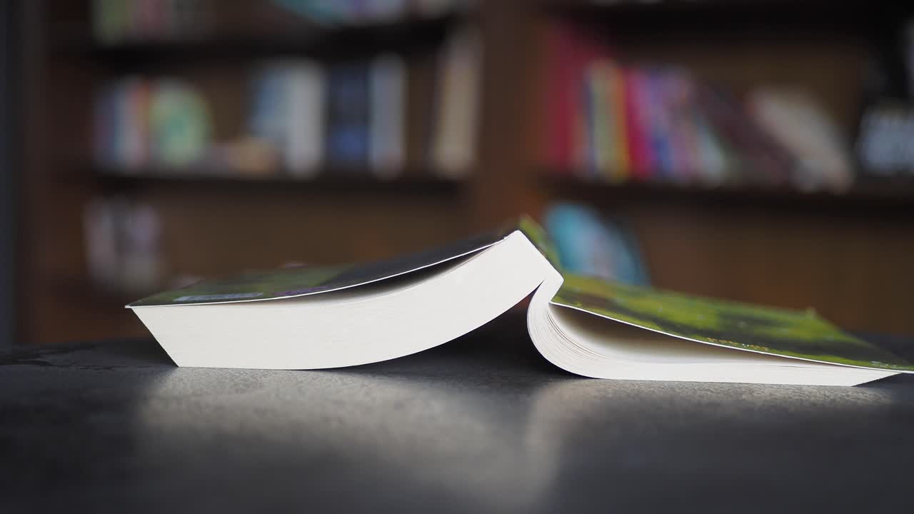 libro abierto en una mesa