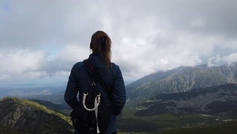 toma cinematográfica de una niña disfrutando del paisaje de las montañas tatra, incluidos sus maravillosos lagos-1