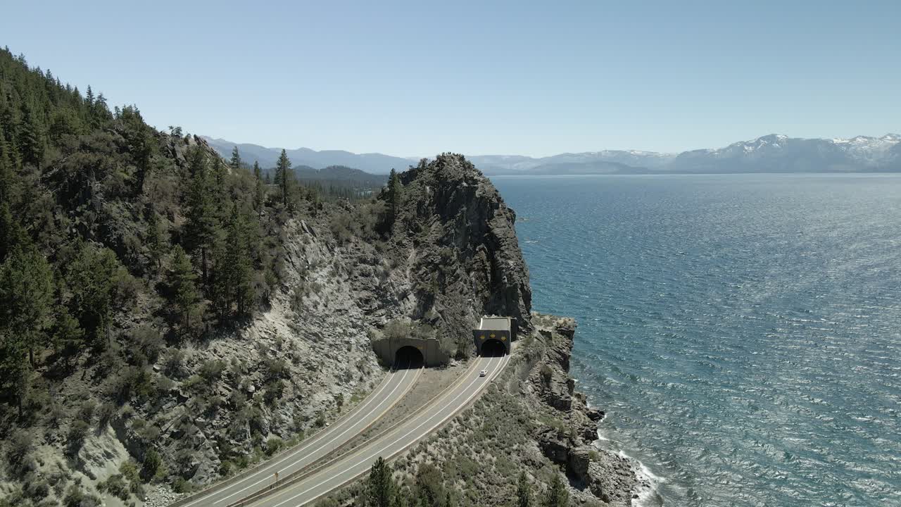 Ripresa con drone che gira intorno a Cave Rock sul lato Nevada del Lago Tahoe