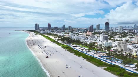 Imágenes-Aéreas-De-Drones-De-Una-Playa-De-Arena-En-Miami,-Estados-Unidos,-Día-Nublado