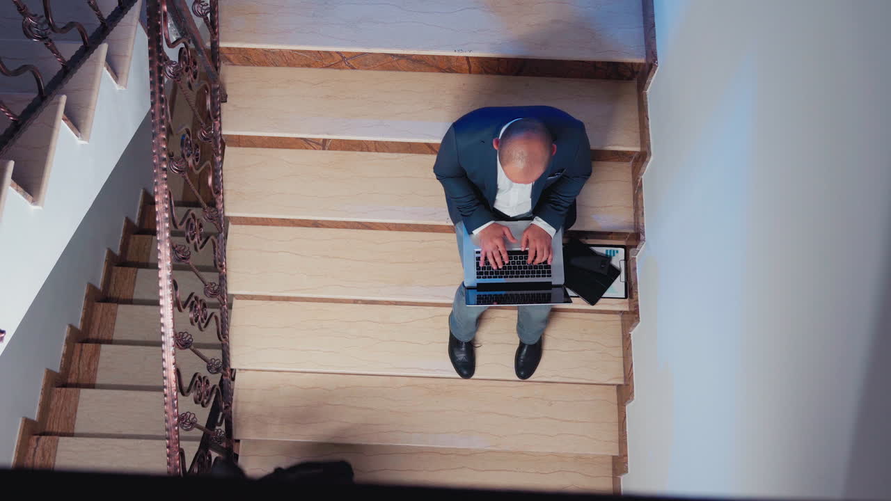 비즈니스 기한을 위해 일하는 사업가의 상단 시각