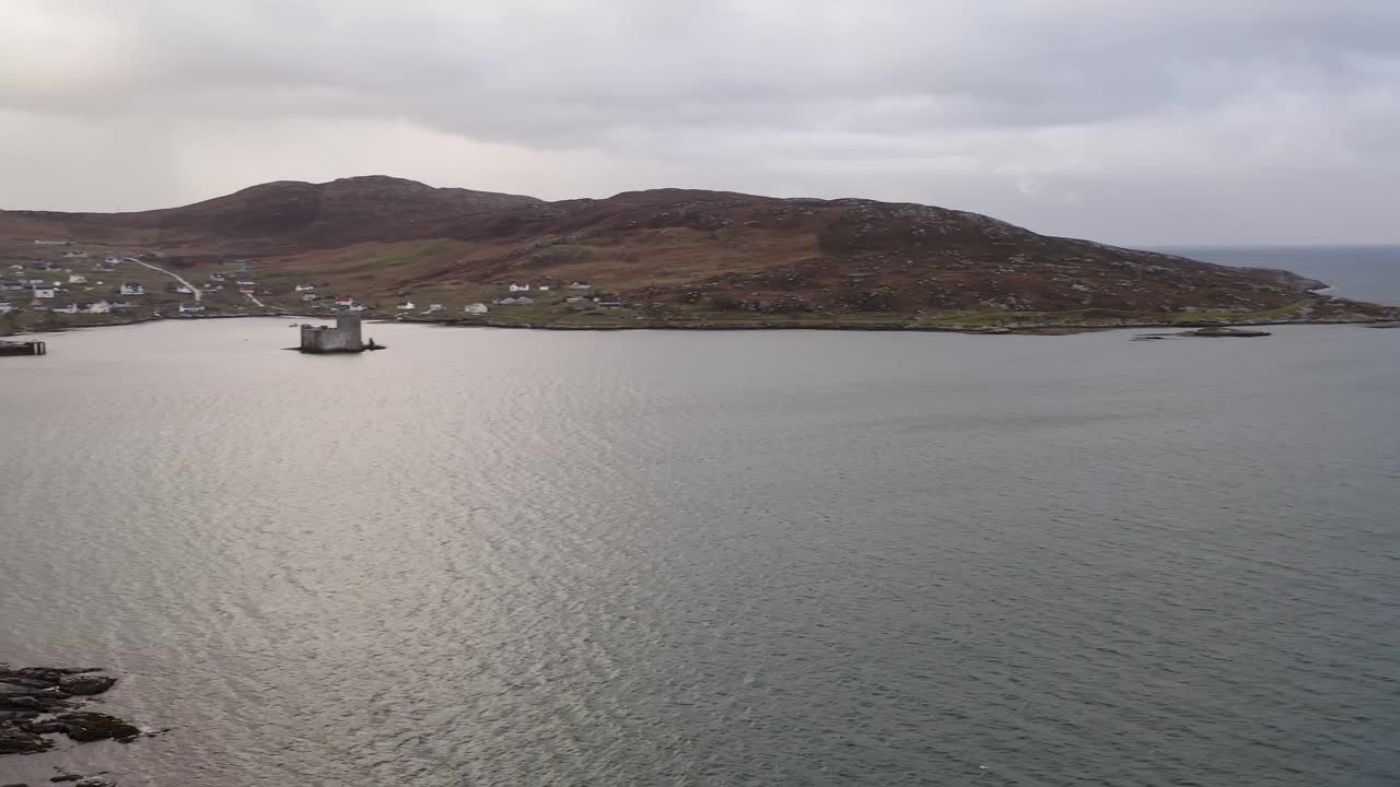 바다에서 캐슬베이 및 주변 지역으로 패닝하는 역동적인 드론 샷