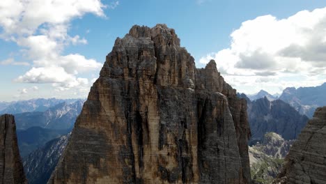 vistas aéreas del tre cime di lavaredo en los dolomitas italianos con un escalador en la cumbre