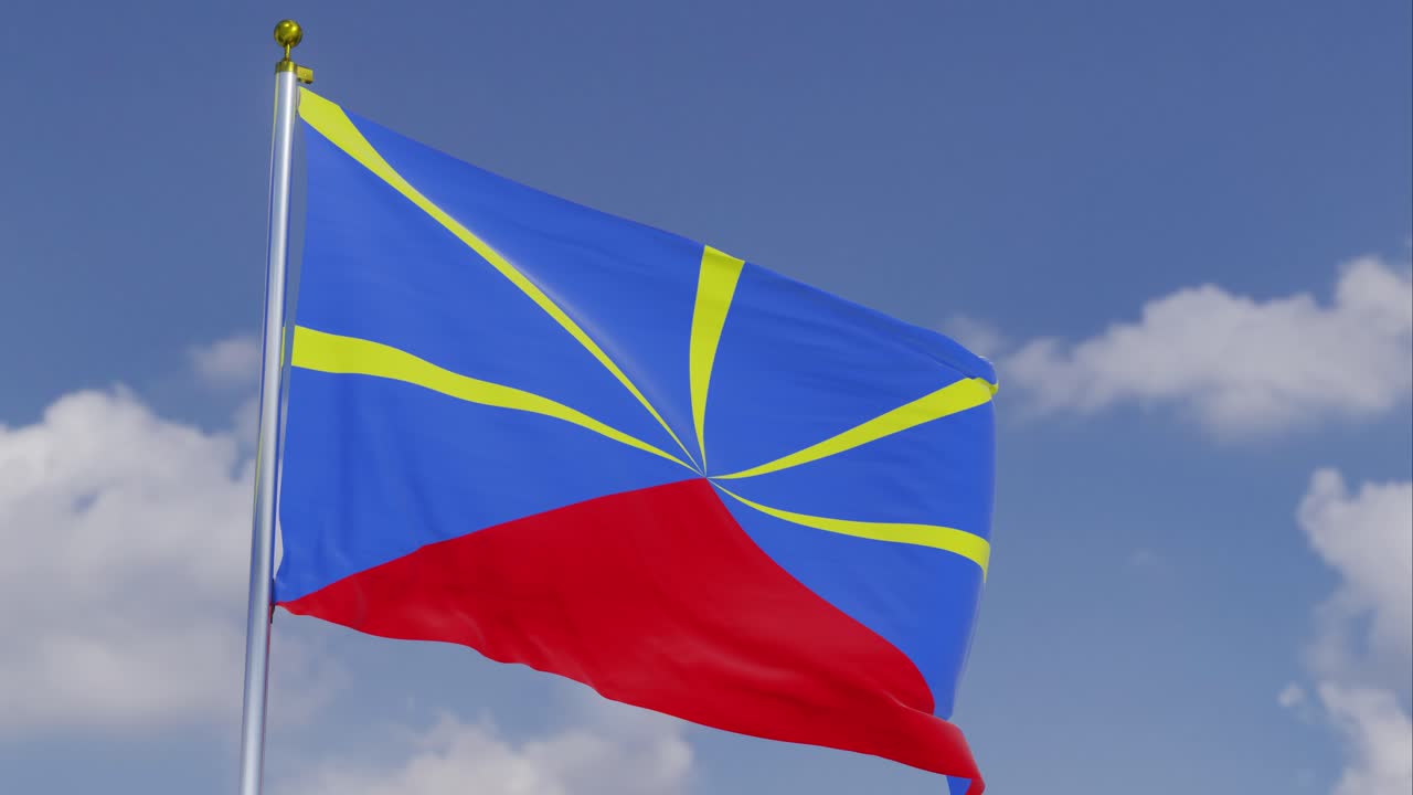 Bandiera della Riunione che sventola al vento con un cielo azzurro chiaro sullo sfondo, nuvole che si muovono lentamente, asta della bandiera, slow motion